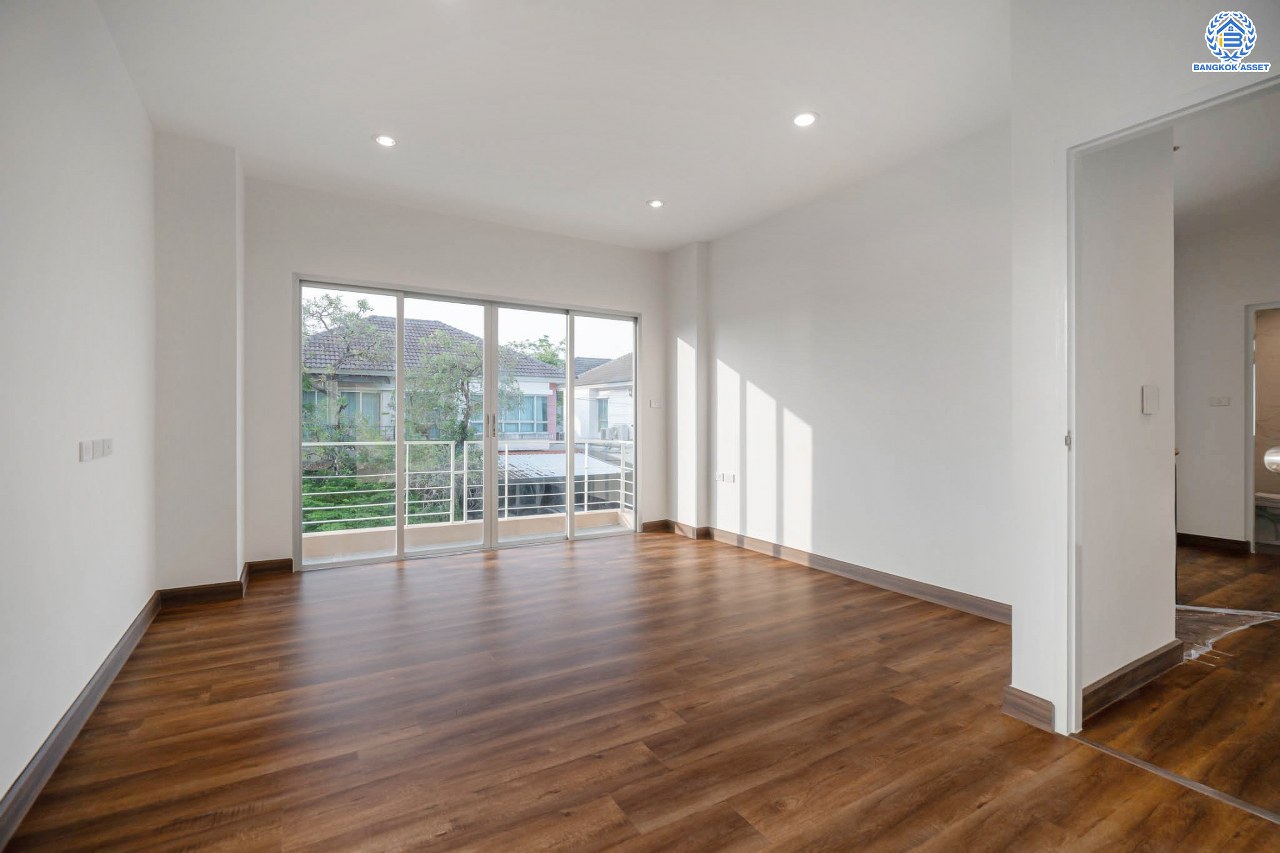 บ้านมือสองตกแต่งใหม่ โครงการ ไลฟ์บางกอกบูเลอวาร์ด ปิ่นเกล้า-เพชรเกษม เนื้อที่กว้างกว่า 52.5 ตร.ว ฟังก์ชัน 3 ห้องนอน 3 ห้องน้ำ 2 ที่จอดรถ บนทำเลศักยภาพ ติดถนนพุทธมณฑลสาย4 เหมาะสมกับทุกครอบครัว ใกล้แหล่งช้อปปิ้ง "เซ็นทรัล ศาลายา" รถไฟฟ้าสายสีน้ำเงิน "สถานีหลักสอง" และจุดขึ้นทางด่วน "ศรีรัช-วงแหวน"